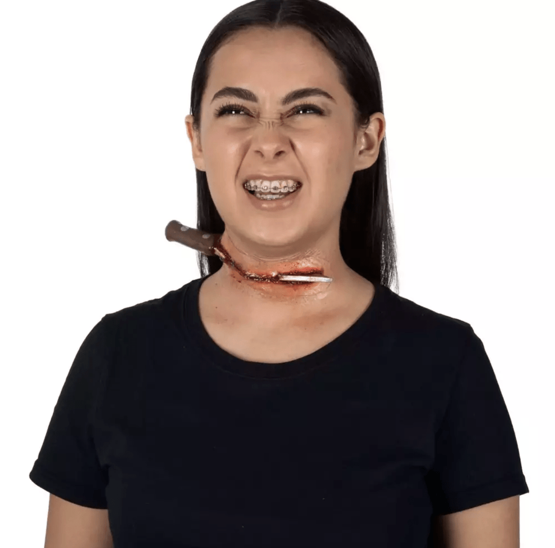 Applience - Knife in neck - PartyExperts